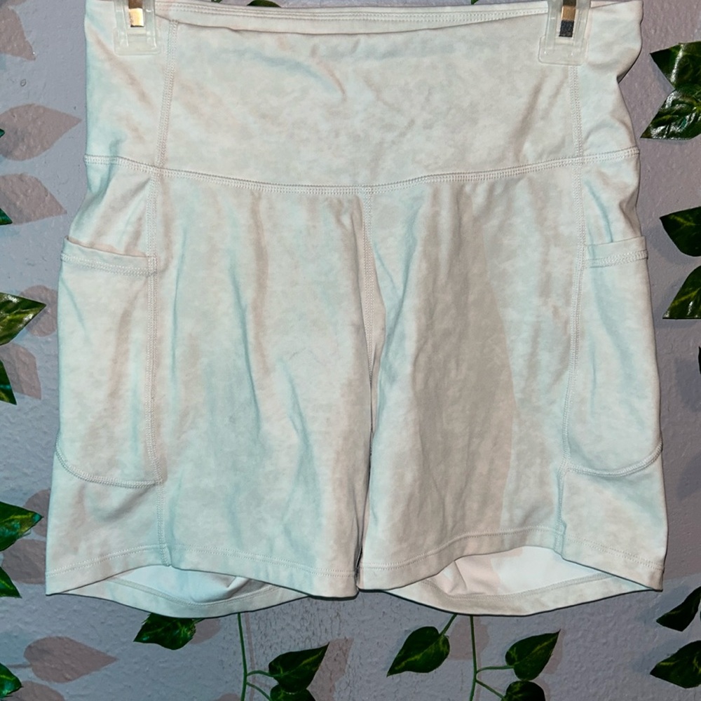 Size medium white athletic shorts with pockets